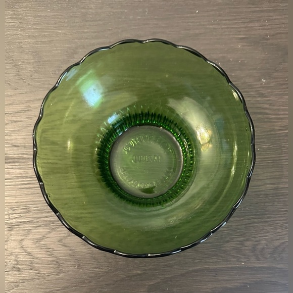 Elegant Green Glass Art Bowl - Picture 2 of 6